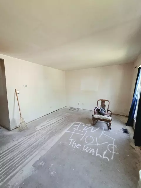 Living - 94 Hickory Ln, Cary, IL 60013 photo 1 of 1