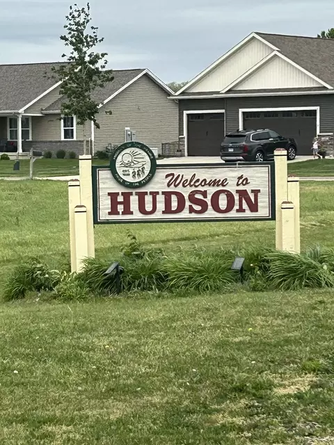 108 Blue Bird Ct, Hudson, IL 61748