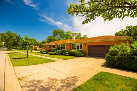 6851 W Dobson St, Niles, IL 60714
