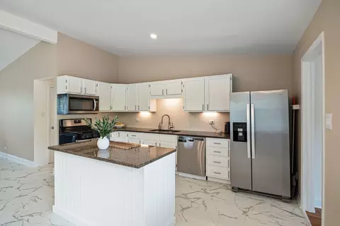 Kitchen - 2117 Grouse Ln, Rolling Meadows, IL 60008 photo 3 of 4