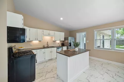Kitchen - 2117 Grouse Ln, Rolling Meadows, IL 60008 photo 1 of 4