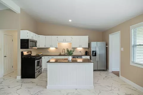 Kitchen - 2117 Grouse Ln, Rolling Meadows, IL 60008 photo 2 of 4