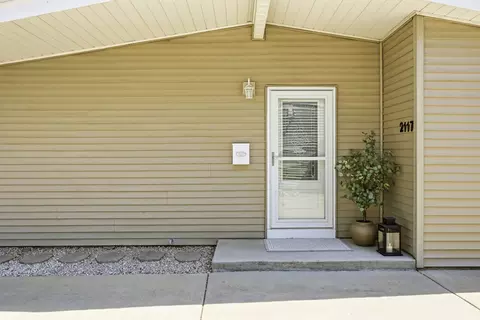 Exterior - 2117 Grouse Ln, Rolling Meadows, IL 60008 photo 3 of 7