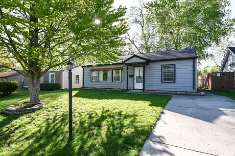 127 S Hawthorne Blvd, Mundelein, IL 60060