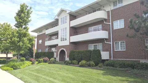 706 63rd St #202, Westmont, IL 60559