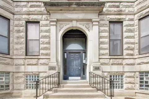 1050 W Foster Ave #F, Chicago, IL 60640