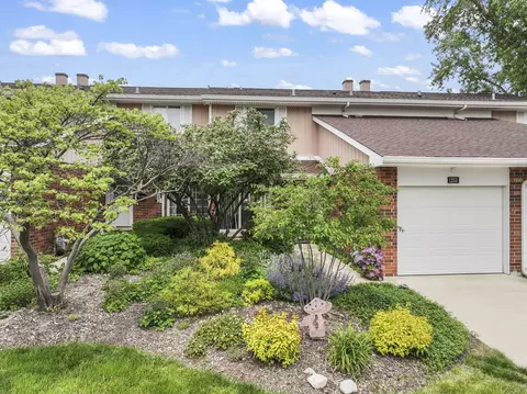 1253 Reading Ct, Wheaton, IL 60189