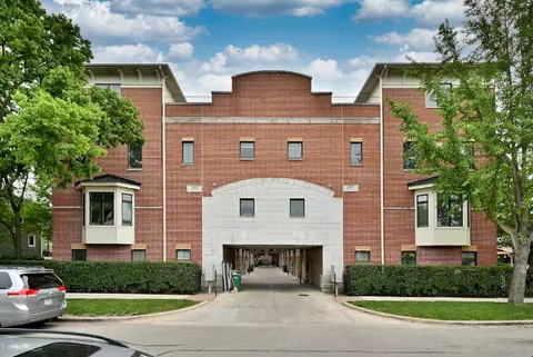 1192 S Clarence Ave #3, Oak Park, IL 60304
