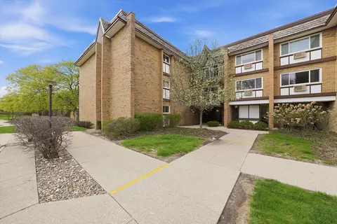 300 Claymoor Rd #2E, Hinsdale, IL 60521