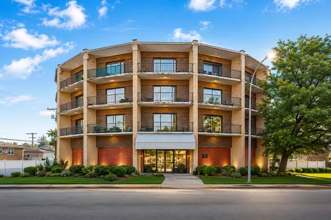 3900 W 95th St #201, Evergreen Park, IL 60805