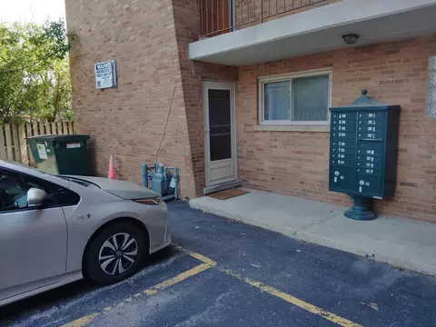16 N Garfield St #2A, Lombard, IL 60148
