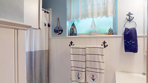 Bath - 315 E Union Ave, Wheaton, IL 60187 photo 2 of 5
