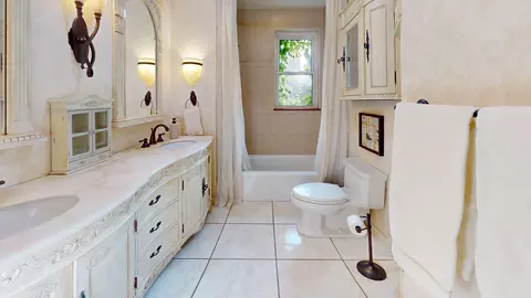 Bath - 315 E Union Ave, Wheaton, IL 60187 photo 3 of 5