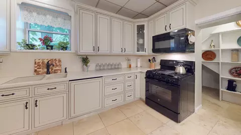 Kitchen - 315 E Union Ave, Wheaton, IL 60187 photo 3 of 6