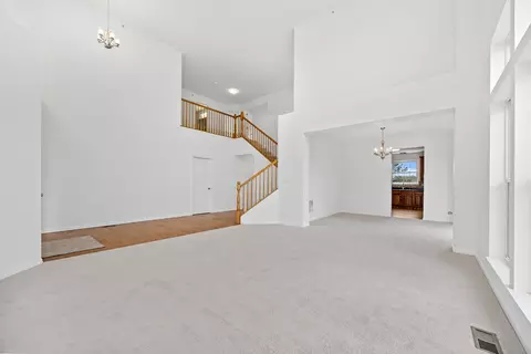 Living - 1285 Mallard Ln, Hoffman Estates, IL 60192 photo 3 of 8