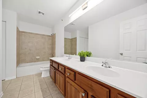 Bath - 1285 Mallard Ln, Hoffman Estates, IL 60192 photo 4 of 4