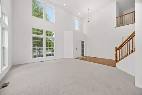 Living - 1285 Mallard Ln, Hoffman Estates, IL 60192 photo 4 of 8