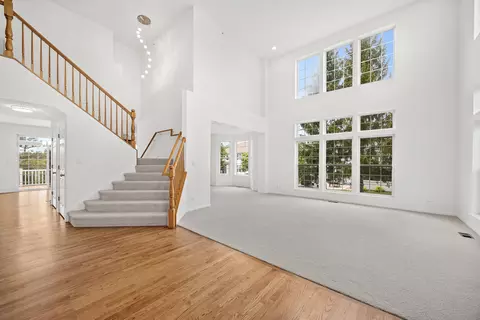 Living - 1285 Mallard Ln, Hoffman Estates, IL 60192 photo 2 of 8