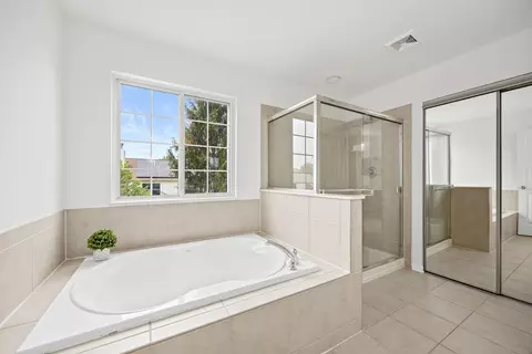 Bath - 1285 Mallard Ln, Hoffman Estates, IL 60192 photo 3 of 4