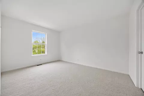 Bedroom - 1285 Mallard Ln, Hoffman Estates, IL 60192 photo 5 of 6