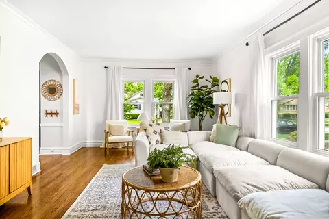 Living - 1325 E Walnut Ave, Des Plaines, IL 60016 photo 4 of 5