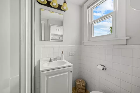 Bath - 1325 E Walnut Ave, Des Plaines, IL 60016 photo 3 of 3