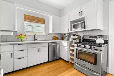 Kitchen - 1325 E Walnut Ave, Des Plaines, IL 60016 photo 2 of 3