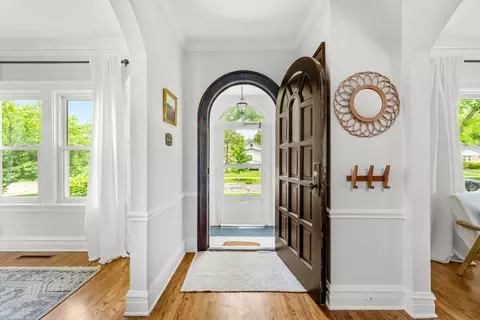 Entry Way - 1325 E Walnut Ave, Des Plaines, IL 60016 photo 1 of 1
