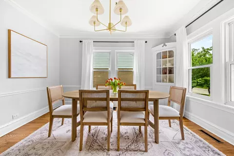 Dining - 1325 E Walnut Ave, Des Plaines, IL 60016 photo 1 of 2