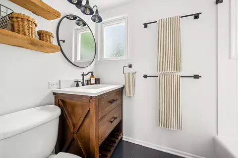 Bath - 1325 E Walnut Ave, Des Plaines, IL 60016 photo 2 of 3