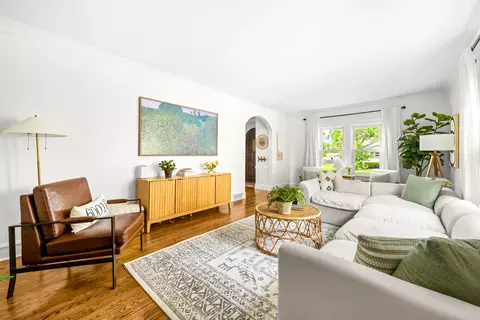 Living - 1325 E Walnut Ave, Des Plaines, IL 60016 photo 3 of 5