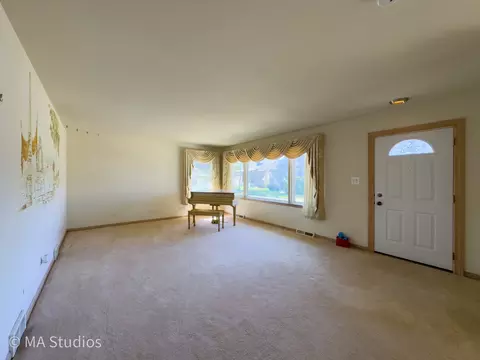 Living - 8636 40th St, Lyons, IL 60534 photo 3 of 8