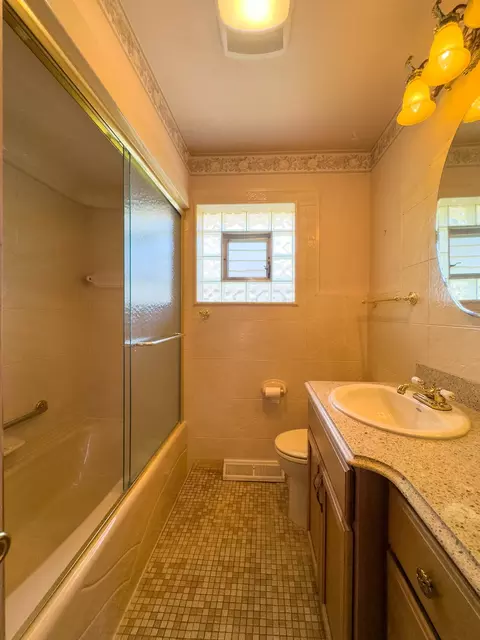 Bath - 8636 40th St, Lyons, IL 60534 photo 3 of 4