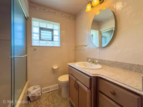 Bath - 8636 40th St, Lyons, IL 60534 photo 2 of 4