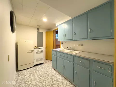 Kitchen - 8636 40th St, Lyons, IL 60534 photo 5 of 5