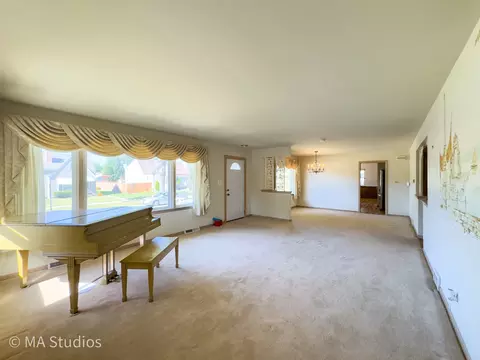 Living - 8636 40th St, Lyons, IL 60534 photo 5 of 8