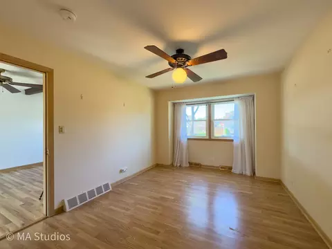 Living - 8636 40th St, Lyons, IL 60534 photo 6 of 8