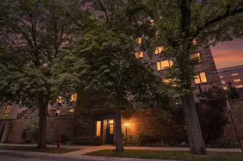 525 Grove St #2D, Evanston, IL 60201