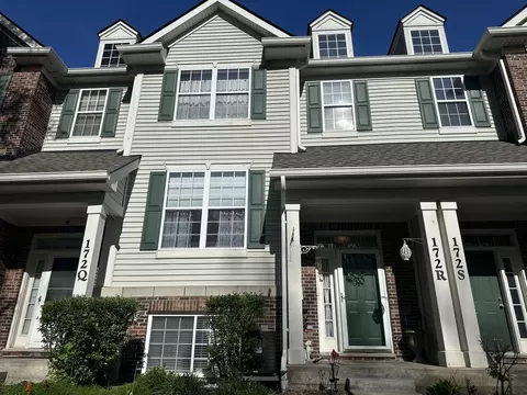 172 N East River Rd #R, Des Plaines, IL 60016