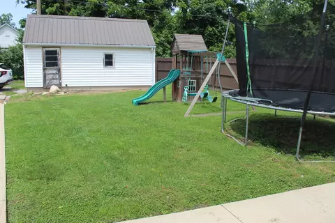 Exterior - 200 E Bennett St E, Salem, IL 62881 photo 5 of 6