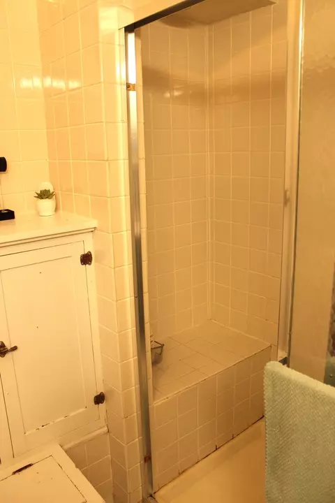 Bath - 200 E Bennett St E, Salem, IL 62881 photo 4 of 5