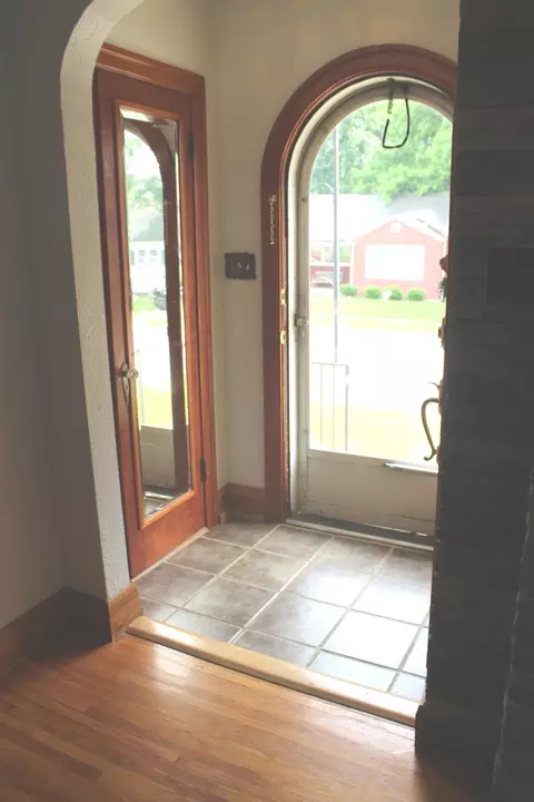 Entry Way - 200 E Bennett St E, Salem, IL 62881 photo 1 of 7