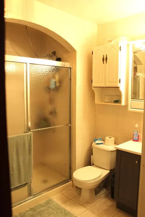 Bath - 200 E Bennett St E, Salem, IL 62881 photo 3 of 5