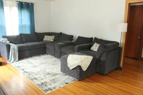Living - 200 E Bennett St E, Salem, IL 62881 photo 1 of 2