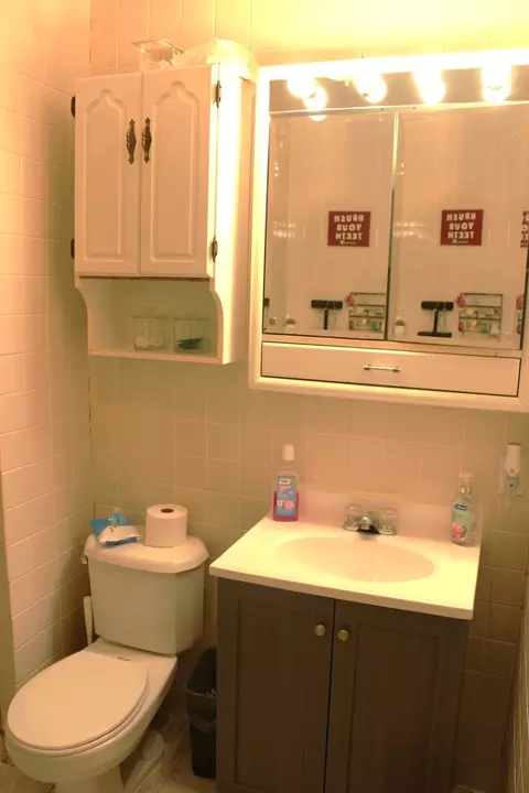 Bath - 200 E Bennett St E, Salem, IL 62881 photo 2 of 5