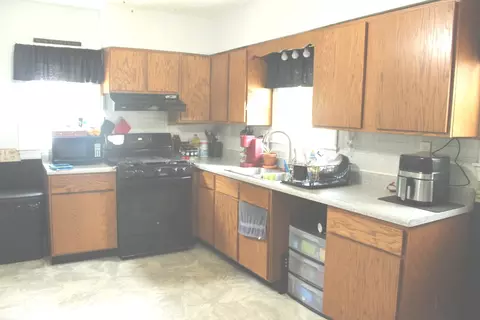 Kitchen - 200 E Bennett St E, Salem, IL 62881 photo 1 of 2