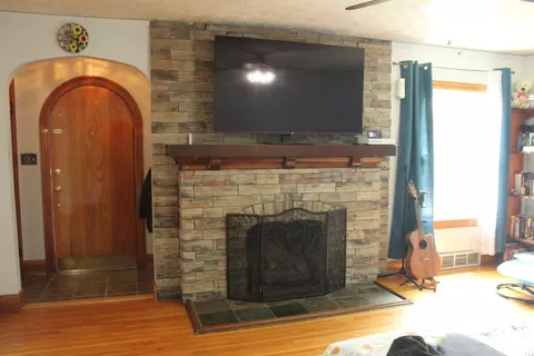 Entry Way - 200 E Bennett St E, Salem, IL 62881 photo 3 of 7