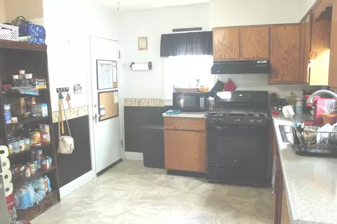Kitchen - 200 E Bennett St E, Salem, IL 62881 photo 2 of 2