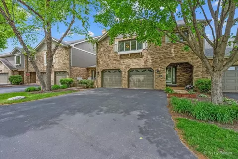 65 Country Club Dr, Bloomingdale, IL 60108