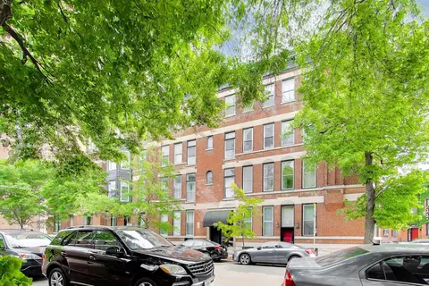 223 W Wisconsin St #2D, Chicago, IL 60614